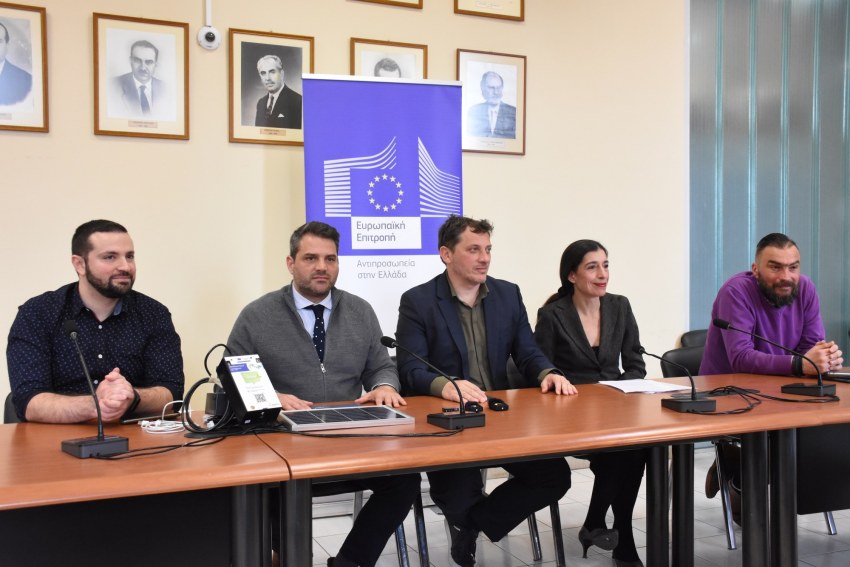 Read more about the article Hλιακοί φορτιστές παραδόθηκαν στον Δήμο Χίου από τους ερευνητές μας